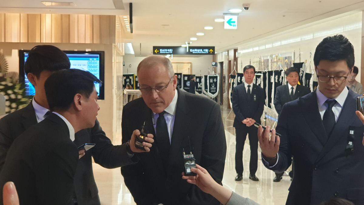 ▲취재진의 질문을 받고 있는 스티브 시어 델타항공 국제선 사장