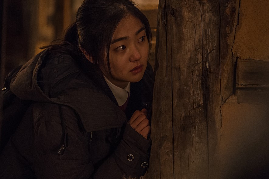 ▲아빠의 불륜을 목격한 고등학교 2학년 주리(김혜준 분)는 상처받을 엄마를 생각하며 눈물을 흘린다. (사진제공=쇼박스)