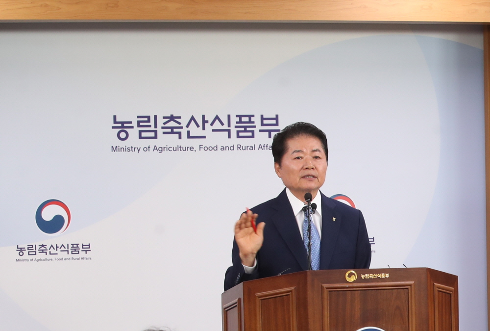▲김병원 농협중앙회 회장이 15일 정부세종청사 농림축산식품부에서 브리핑을 하고 있다.(출처=농협중앙회)