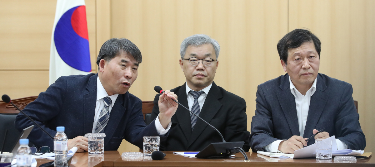 ▲박수근 경사노위 산하 노사관계 제도·관행 개선위원회 위원장(오른쪽 첫번째)이 노사관계제도·관행개선위원회 전체회의 결과 브리핑에서 참석 위원들의 발언을 듣고 있다. (사진=연합뉴스)