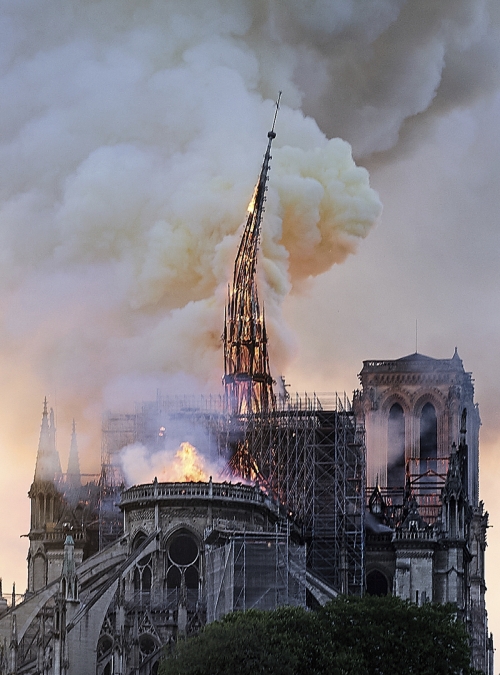 ▲프랑스 파리 노트르담 대성당에서 15일(현지시간) 화재가 일어난 가운데 첨탑이 화염에 휩싸여 붕괴하고 있다. 파리/AP연합뉴스
