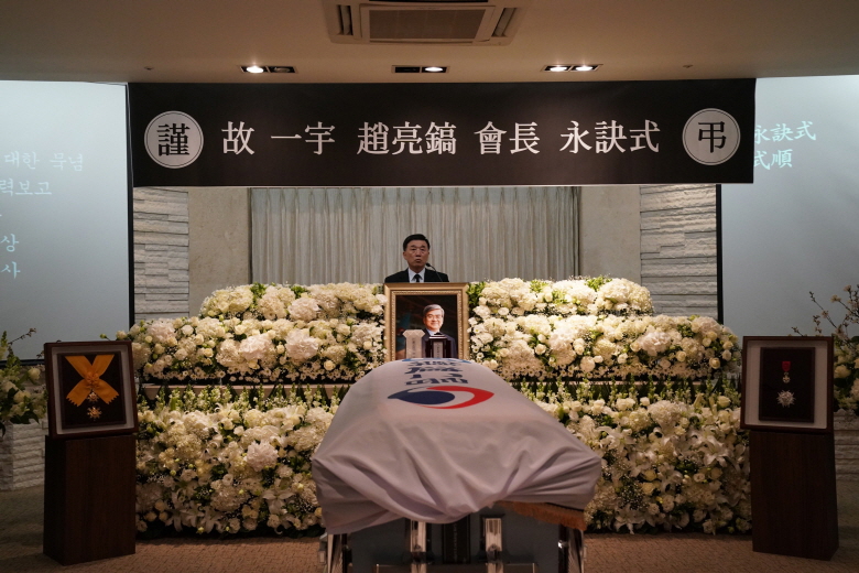 ▲서용원 (주)한진 사장이 지난 45년 동안 수송 거목으로 큰 자취를 남긴 조양호 회장의 약력을 소개하고 있다. (한진그룹)