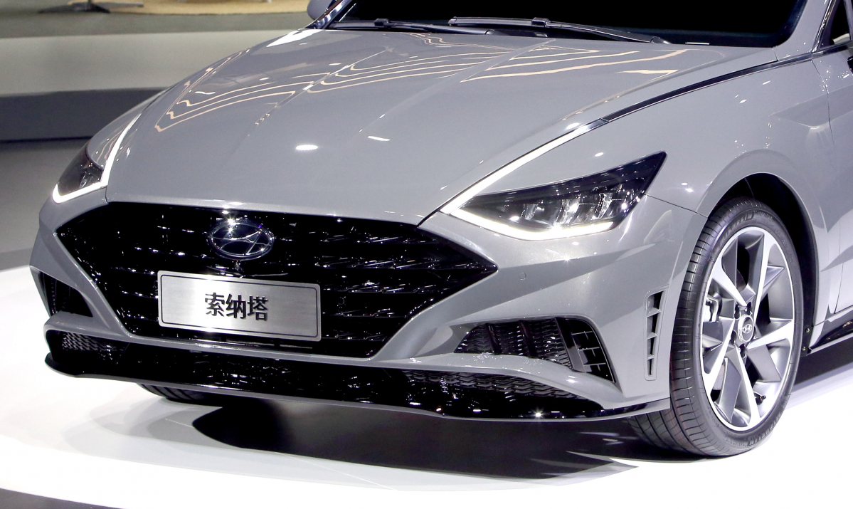 ▲현대차가 16일(현지시각) 중국 상하이 컨벤션 센터에서 열린 ‘2019 상하이 국제모터쇼’에서 중국 전략형 SUV '신형 ix25'와 '중국형 신형 쏘나타' 등을 최초로 공개했다. 이번 모터쇼에서 처음 공개된 중국형 신형 쏘나타의 앞 모습. (사진제공=현대차)