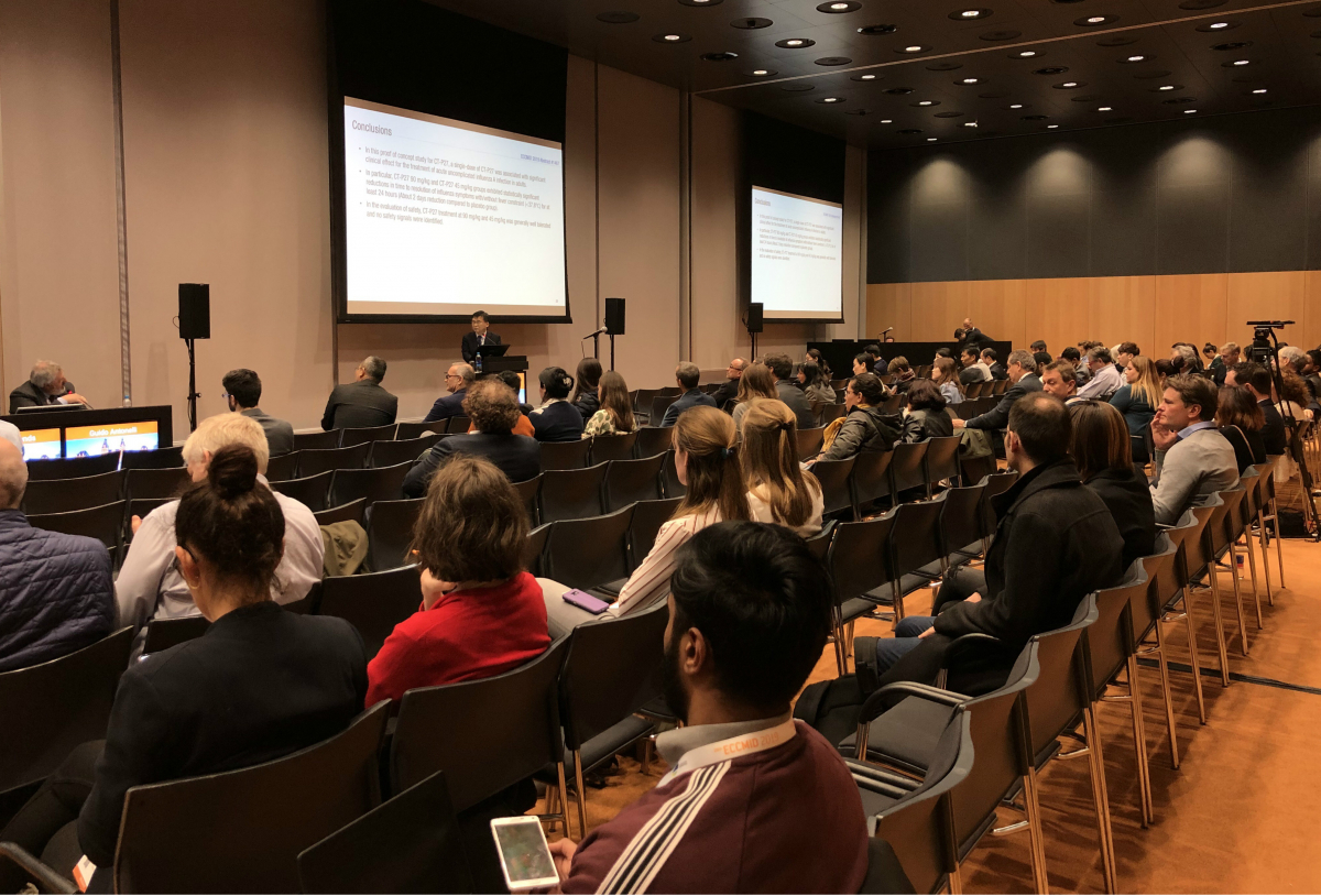 ▲15일(현지시간) 네덜란드 암스테르담에서 열린 유럽 임상 미생물학 및 감염질환 학회에서 김우주 고려대 교수가 발표하고 있다.(사진제공=셀트리온)