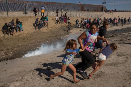 ▲올해 퓰리처상 수상자로 선정된 로이터통신의 김경훈 기자가 촬영한 사진. 미국에 접경한 멕시코의 티후아나에서 온두라스 이민자 모녀가 지난해 11월 25일(현지시간) 최루탄을 피해 달아나고 있다. 티후아나/로이터연합뉴스 
