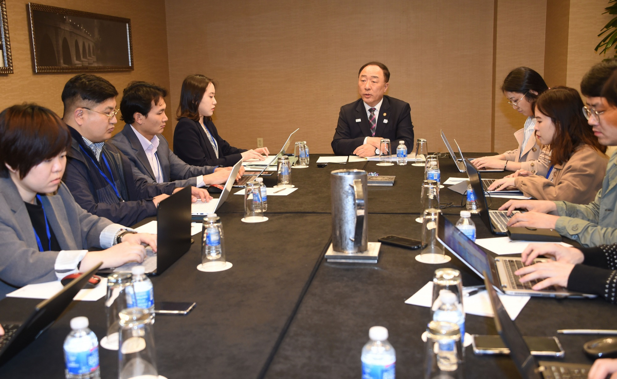 ▲G20 재무장관회의와 국제통화기금(IMF)·세계은행(WB) 춘계회의 참석차 미국 워싱턴을 방문 중인 홍남기 경제부총리 겸 기획재정부 장관이 12일(현지시간) 페어몽호텔에서 연 기자간담회에서 발언하고 있다.(뉴시스)