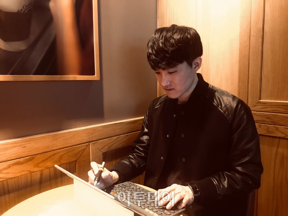 ▲성 작가의 20대는 보통의 청년처럼 불안정한 시간들의 연속이었다. 일본에서 워킹홀리데이를 할 때는 새벽에는 편의점 알바를, 낮에는 번역 알바를 하며 생활비를 벌었다. 이후 대학교를 졸업하고는 세 번의 직장을 옮기면서 하고 싶은 일을 고민했다. (나경연 기자 contest@)