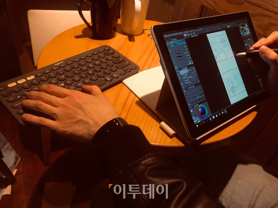 ▲성 작가는 웹툰 작가 세계에서는 금수저, 흙수저가 없다고 말했다. 그는 "웹툰은 자신이 가진 수저와 상관 없이 오로지 '재미'가 최우선인 세상"이라며 웃었다. (나경연 기자 contest@)