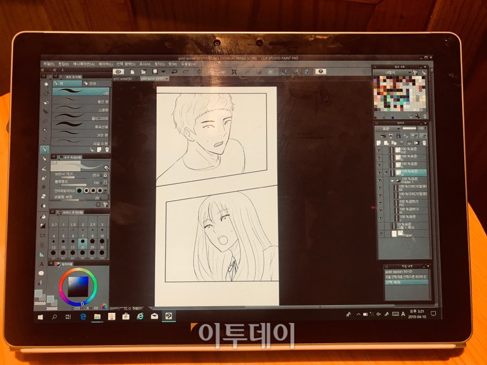 ▲성 작가는 ‘금수저’를 연재하는 2년 동안이 인생에서 가장 행복했던 순간이라고 말했다. 그는 80살까지 계속 만화를 그리는 것이 작가로서의 목표라며 호탕하게 웃었다. (나경연 기자 contest@)