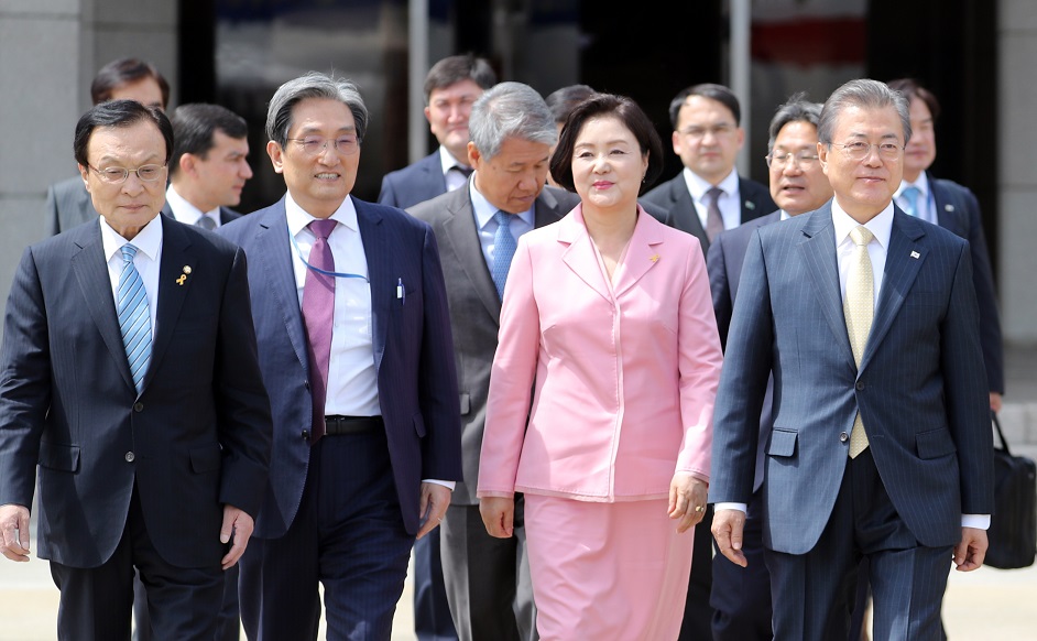 ▲문재인 대통령과 김정숙 여사가 16일 오후 서울공항에서 더불어민주당 이해찬 대표, 노영민 비서실장 등 환송인사와 이동하고 있다. 문 대통령은 취임 후 처음으로 중앙아시아 3국(투르크메니스탄·우즈베키스탄·카자흐스탄)을 순방한다.(연합뉴스)