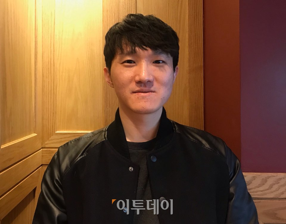 ▲10일 중구에서 만난 성현동 작가는 인터뷰 내내 웃는 얼굴이었다. 그는 “욕심 부리지 말라는 부모님 가르침대로 욕심 없이 소소한 일상에 감사하며 살고 있다”면서 “일상에서 크게 화낼 일도, 슬퍼할 일도 없이 덤덤하게 모든 상황을 받아들이는 편이다”라며 미소지었다. (나경연 기자 contest@)