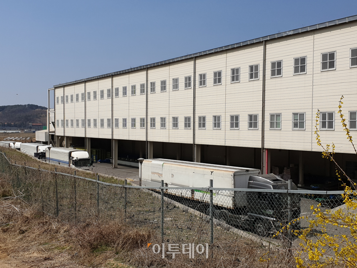 ▲13일 오후 경기도 파주시 파주읍에 자리한 ‘인터파크 송인서적’ 본사 출하장에 대형 트레일러가 정차해 있다.