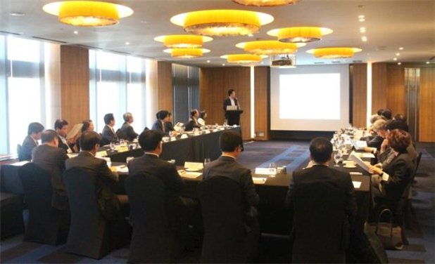 ▲한국제약바이오협회가 16일 서울 강남구 코엑스 인터콘티넨탈 호텔에서 개최한 ‘AI 신약개발 해외동향 CEO 초청 간담회’에서 한남식 캠브릿지 의과대학 밀너연구소 AI연구센터장이 기조강연을 하고 있다.(사진제공=한국제약바이오협회)