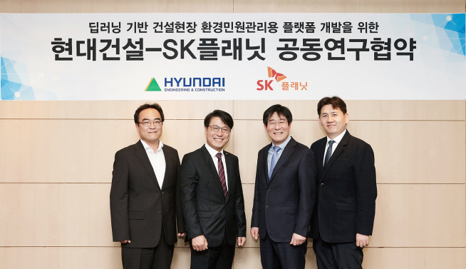 ▲서울 서초구 양재동 힐스테이트 갤러리에서 현대건설 R&D센터 김상민 미래기술혁신실장(우측에서 두 번째), 강영균 팀장(우측에서 첫 번째)과 SK플래닛 장석웅 IoT센서솔루션     사업팀장(좌측에서 첫 번째), 임동찬 ICT 사업그룹장이 건설현장 환경관리 위한 공동업무     협약을 체결한 뒤 기념 촬영을 하고 있다(사진=현대건설)