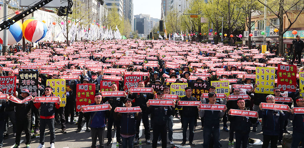 ▲13일 오후 서울 종로구 조계사 앞 도로에서 민주노총 소속 특수고용노동자들이 'ILO(국제노동기구) 핵심협약 비준 촉구 총궐기대회'에 참석, 구호를 외치고 있다. (연합뉴스)