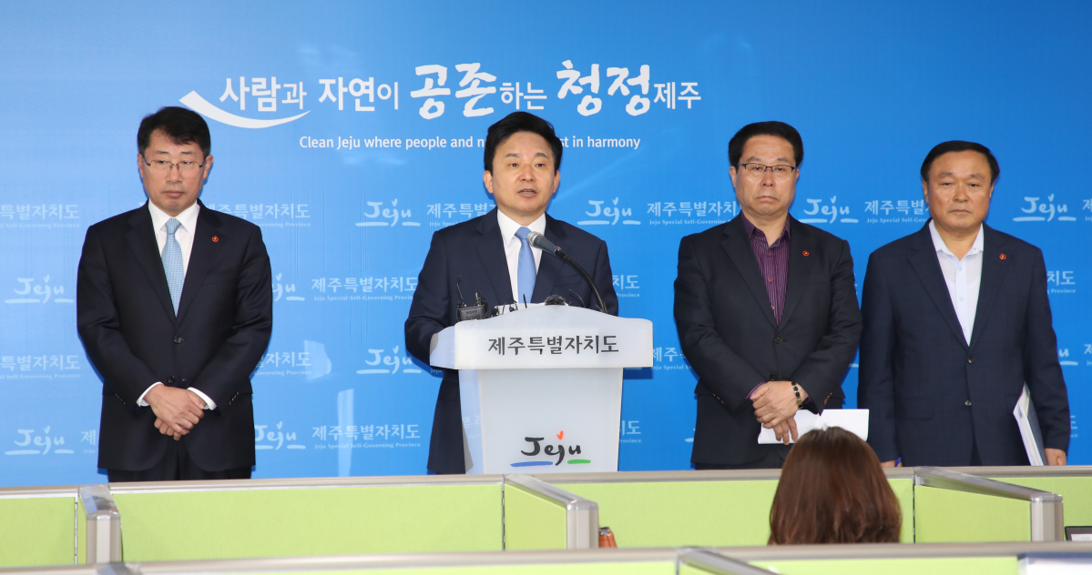 ▲원희룡 제주특별자치도지사가 17일 제주도청 브리핑룸에서 녹지국제병원 설립허가 취소 관련 기자회견을 하고 있다.(사진제공=제주특별자치도)