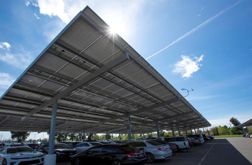 ▲미국 캘리포니아주 유바 대학 주차장에 설치된 태양광 패널. LG전자는 시설 설치에 태양광 패널 792장을 제공했다. (출처=솔라파워월드 홈페이지)