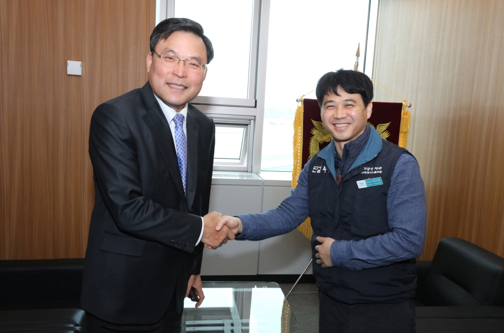 ▲구본환 인천공항공사 사장이 16일 장기호 노조위원장과 만나 악수하고 있다.(출처=인천공항공사)