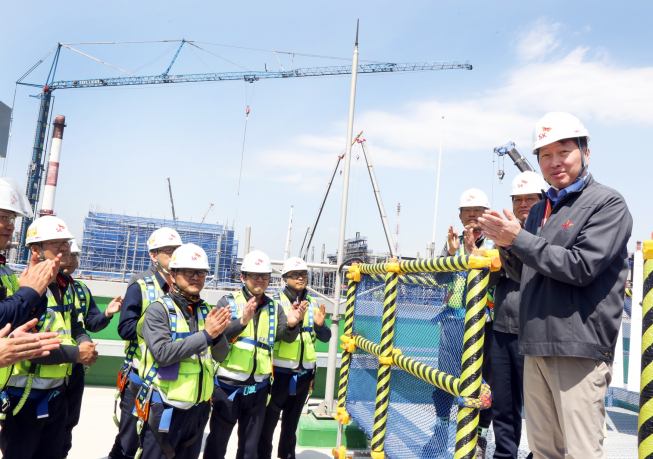 ▲최태원 SK그룹 회장(오른쪽 첫 번째)이 17일 SK에너지 울산CLX VRDS 신설 현장을 방문해 구성원들을 격려하고 안전시공을 당부하고 있다.(사진제공=SK이노베이션)
