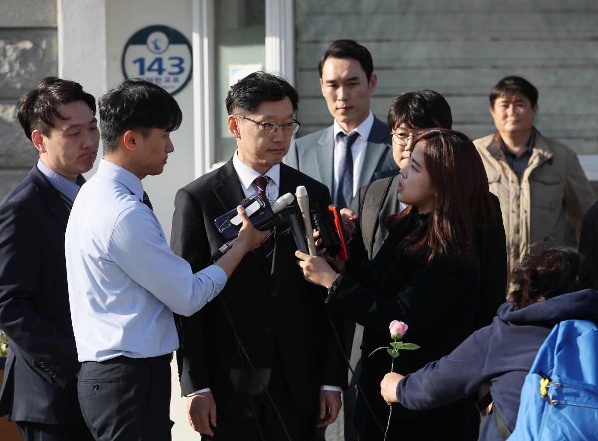 ▲드루킹 일당과 공모해 댓글 조작을 벌인 혐의로 1심에서 실형을 선고받고 법정 구속된 김경수 경남도지사가 보석 허가로 17일 오후 경기도 의왕시 서울구치소에서 나온 뒤 취재진의 질문을 받고 있다. (연합뉴스)