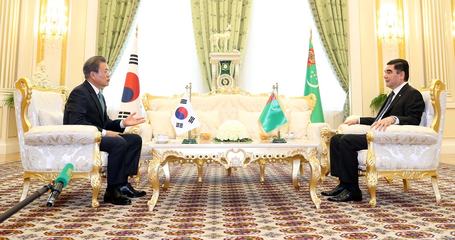 ▲문재인 대통령과 구르반굴리 베르디무하메도프 대통령이 17일 오전(현지시간) 투르크메니스탄 대통령궁에서 단독회담을 하고 있다.(아시가바트(투르크메니스탄)/연합뉴스)