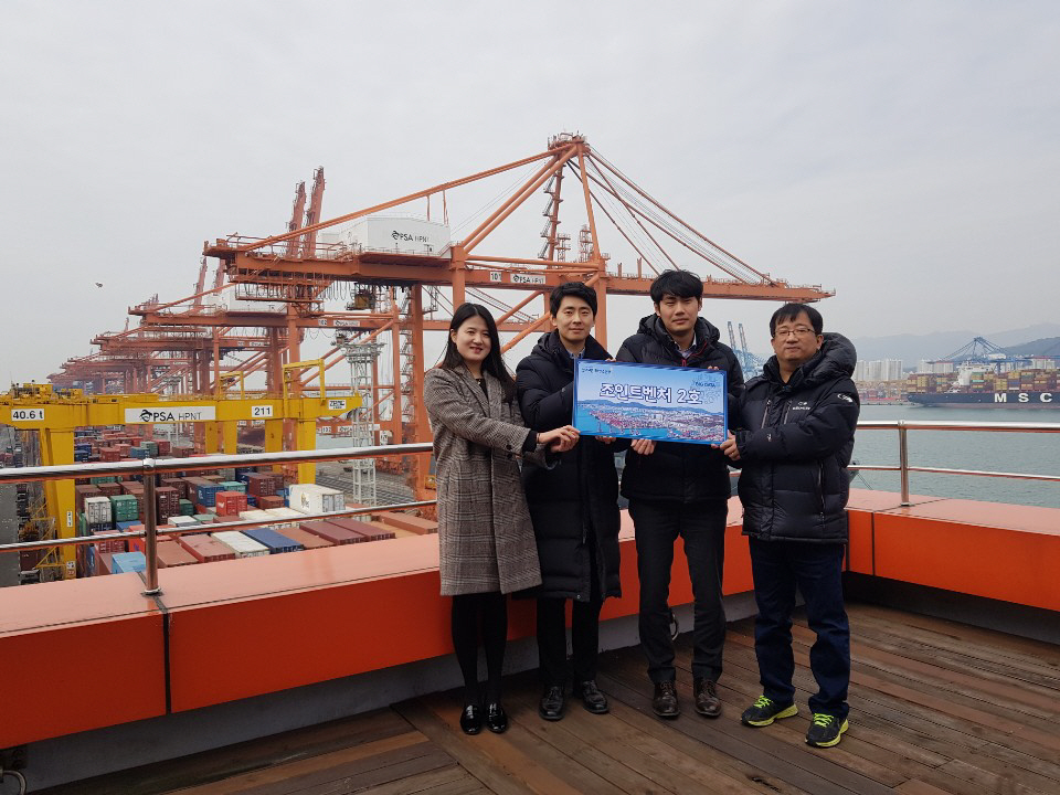 ▲해양수산부 조인트벤처 2호팀이 부산신항 앞에서 기념촬영을 하고 있다. 사진 왼쪽부터 김보라 국립수산물품질관리원 인천공항지원 주무관, 조승래 해수부 항만물류기획과 사무관, 류지호 부산지방해양수산청 해양수산환경과 사무관, 안성순 울산항만공사 과장.