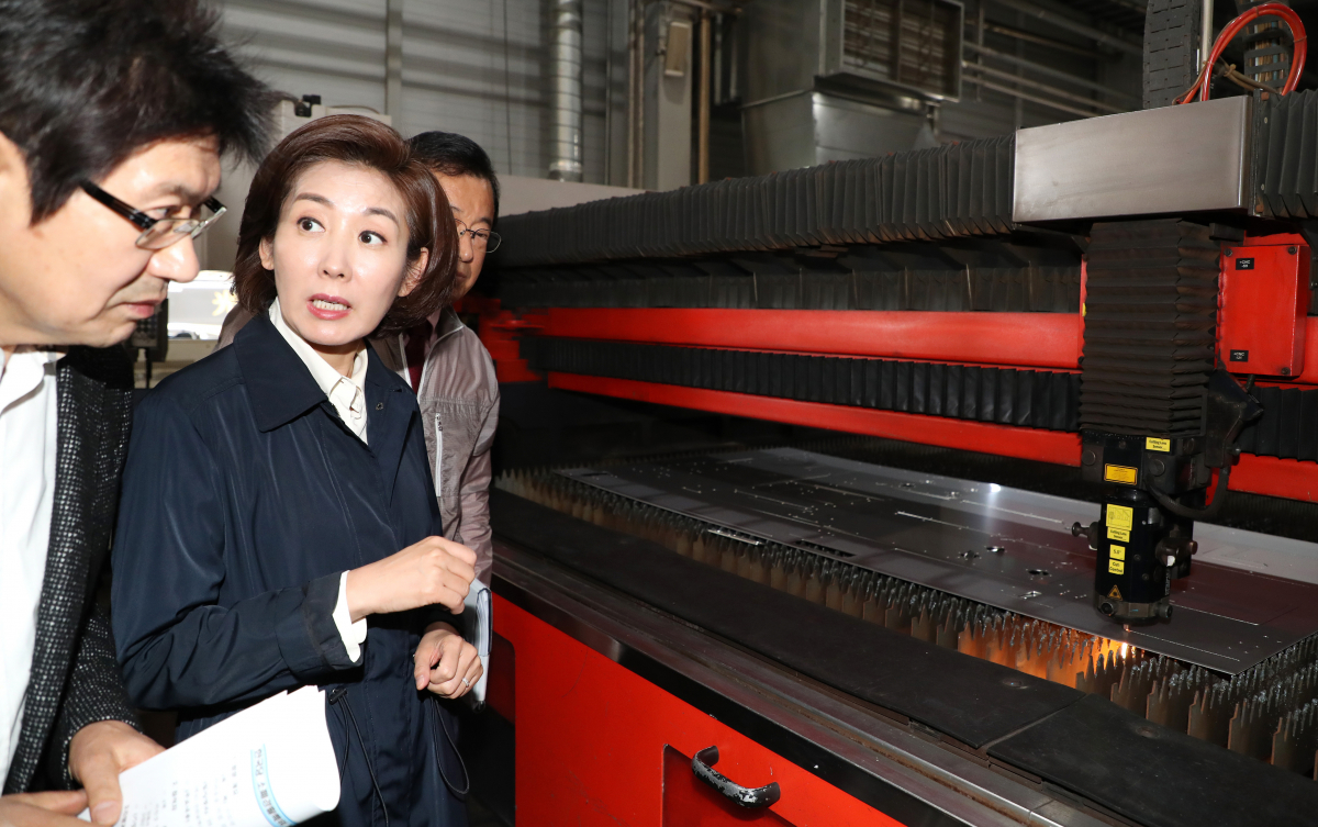 ▲자유한국당 나경원 원내대표가 17일 오후 인천 남동구 남동국가산업단지를 찾아 입주기업 시설을 둘러보고 있다.(사진=연합뉴스)