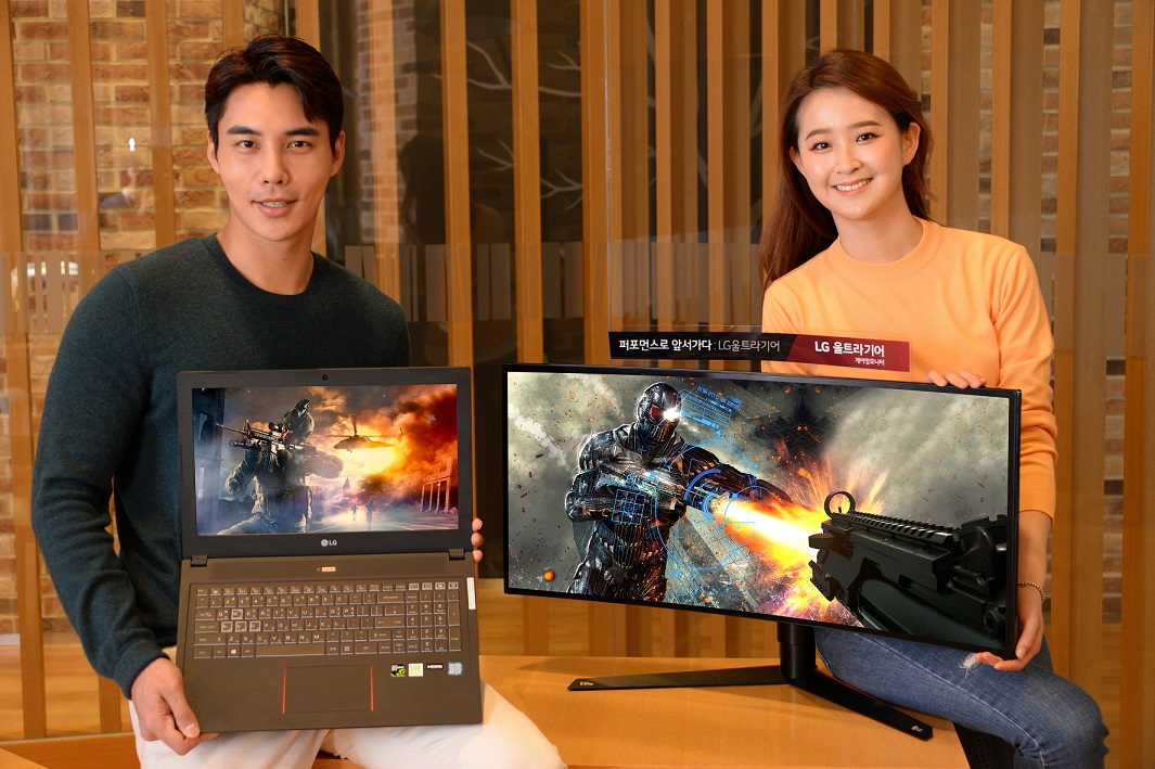▲LG전자 모델들이 'LG 울트라기어'의 게이밍 모니터와 외장 그래픽을 탑재한 고성능 노트북을 소개하고 있다.(사진제공=LG전자)