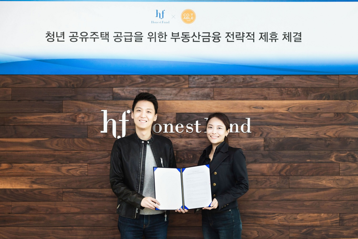 ▲국내 대표 P2P금융기업 어니스트펀드 서상훈 대표(왼쪽)와 글로벌 코리빙 하우스 ‘에이블하우스’를 운영하는 코티에이블 안혜린 대표가 17일 서울 여의도 어니스트펀드 본사에서 양해각서(MOU)를 체결하고 기념촬영 하고 있다.(사진제공=어니스트펀드)