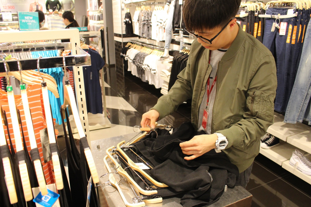 ▲스파오 명동점 장애인 직원이 발달장애인 훈련센터에서 배운 것을 적용하여 매장 현장에서 의류를 정리하고 있는 모습 (사진제공=이랜드월드)