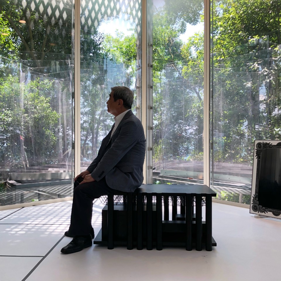 ▲베니스 비엔날레 당시 기공의 건축부에 있었던 건축가 김원(건축환경연구소 광장 대표)이 엑스포70한국관 모형 위에 앉아 작품을 감상하고 있는 모습.(사진제공=강현석 설계회사 소장)