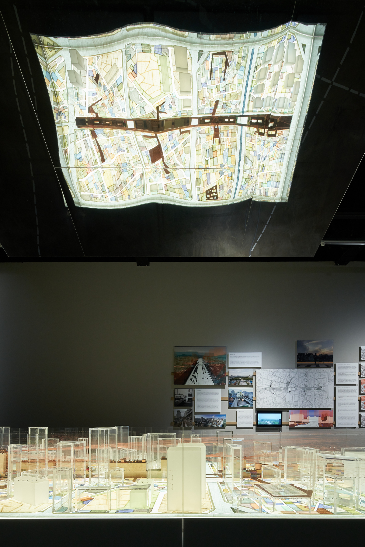 ▲한국 최초의 주상복합으로 설계됐던 세운상가 인근 재개발 계획을 표현한 김성우 건축가의 '급진적 변화의 도시'.(사진제공=아르코미술관)