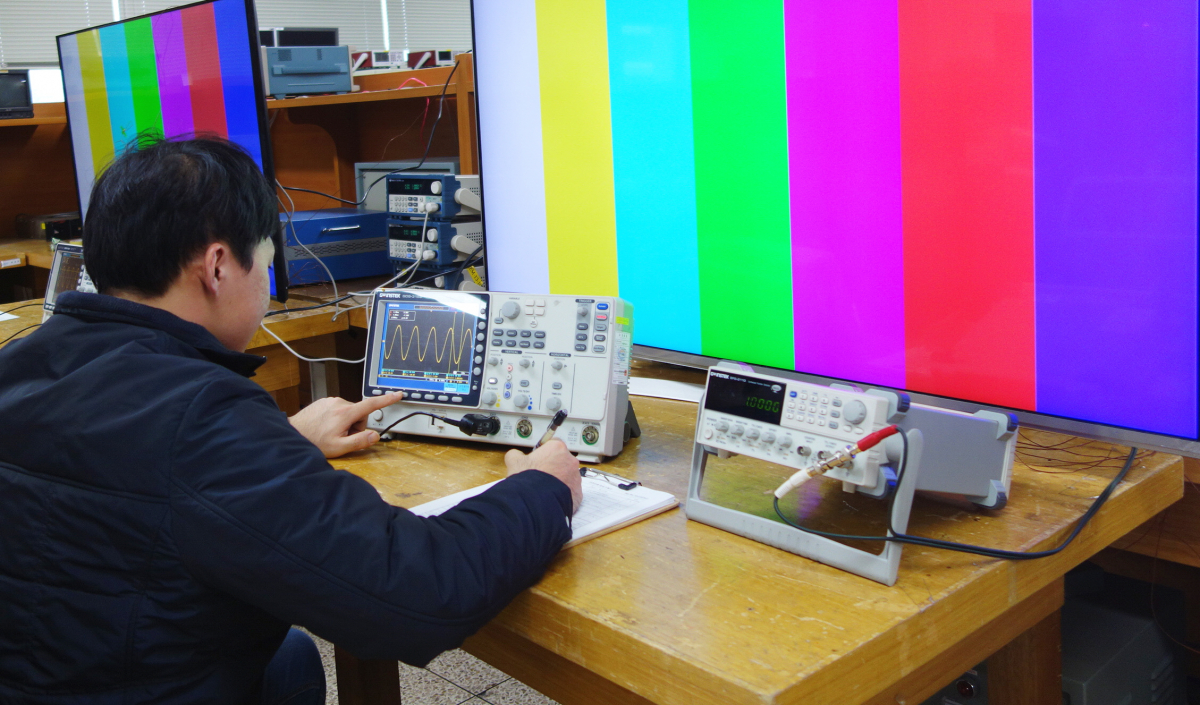 ▲한국산업기술시험원(KTL)은 지난달 28일 이스라엘의 국가 인증기관인 이스라엘시험원(Israel Testing LaboratoriesㆍITL)과 상호인정 업무협약을 맺었다. 사진은 KTL의 시험평가 모습.(사진 제공=한국산업기술시험원)