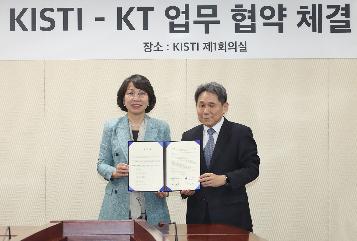 ▲18일 서울시 동대문구 KISTI 서울분원에서 열린 협약식에서 KT 마케팅부문장 이필재(오른쪽) 부사장, KISTI 최희윤 원장이 기념사진을 찍고 있다. (사진제공= KT)