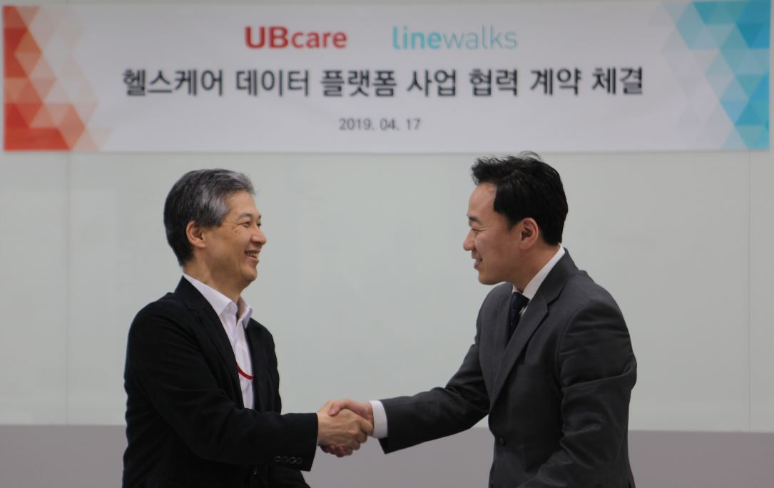 ▲이상경 유비케어 대표이사(왼쪽)와 조용현 라인웍스 대표이사 (사진제공=유비케어)