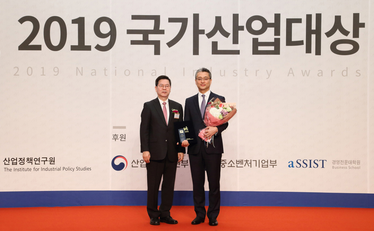 ▲한국아스트라제네카가 18일 서울그랜드힐튼호텔에서 열린 ‘2019 국가산업대상’ 시상식에서 고용친화부문 대상을 수상했다. 김태현 산업정책연구원 이사장(왼쪽)과 전세환 한국아스트라제네카 당뇨순환기 사업부 전무가 기념 사진을 촬영하고 있다.(사진제공=한국아스트라제네카)