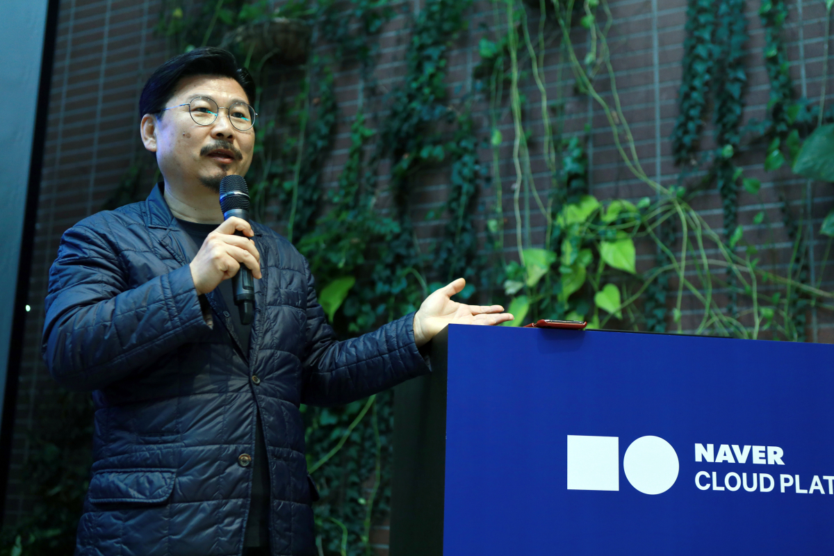 ▲박원기 NBP 대표가 18일 춘천에 위치한 네이버 데이터센터 '각'에서 진행된 네이버 테크포럼 행사에서 인삿말을 하고 있다. (네이버)