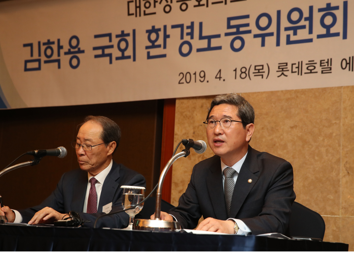 ▲김학용 국회 환경노동위원장이 18일 오전 서울 중구 소공동 롯데호텔에서 열린 대한상공회의소 제64차 고용노동위원회 간담회에서 참석자들의 질문에 답하고 있다. (연합뉴스)