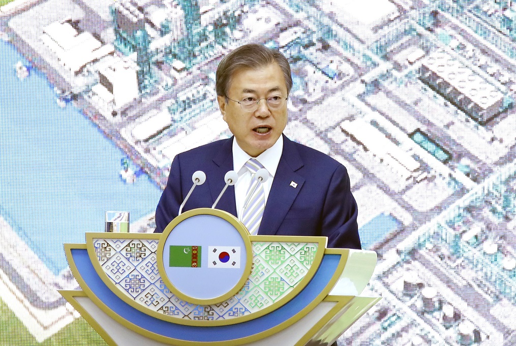 ▲문재인 대통령이 18일 오전(현지시간) 키얀리 가스화학플랜트 중앙제어센터에서 인사말을 하고 있다.(투르크멘바시(투르크메니스탄)/연합뉴스)