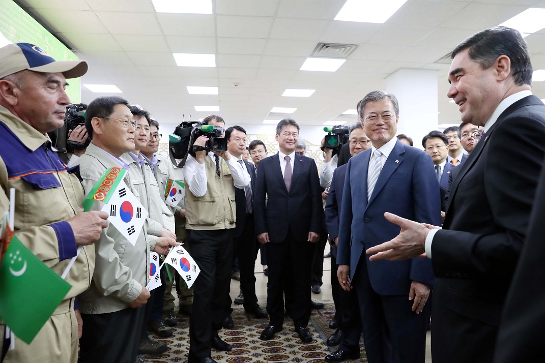 ▲문재인 대통령과 베르디무하메도프 대통령이 18일 오전(현지시간) 키얀리 가스화학플랜트 중앙제어센터에서 현장 근로자들을 만나 격려하고 있다.(투르크멘바시(투르크메니스탄)/연합뉴스)