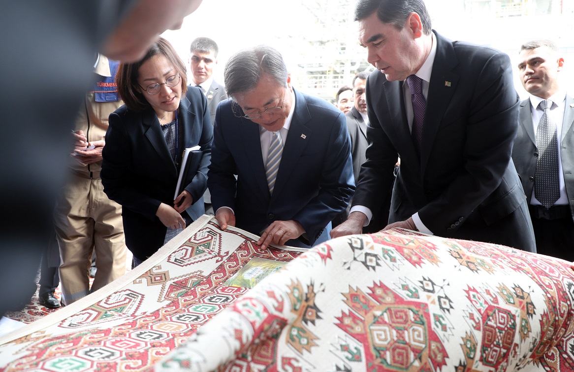 ▲18일 오전(현지시간) 키얀리 가스화학플랜트에서 문재인 대통령이 베르디무하메도프 대통령(오른쪽)이 선물한 카페트를 살펴보고 있다. 베르디무하메도프 대통령은 문 대통령과 플랜트 원료로 생산한 제품을 살펴보던 중 전시된 카페트를 문 대통령에게 선물했다.(투르크멘바시(투르크메니스탄)/연합뉴스)