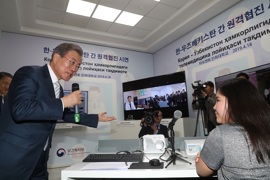 ▲문재인 대통령이 18일 오후(현지시간) 타슈켄트 인하대(IUT)에서 원격협진 시연을 보고 환자와 대화하고 있다.(타슈켄트(우즈베키스탄)/연합뉴스)