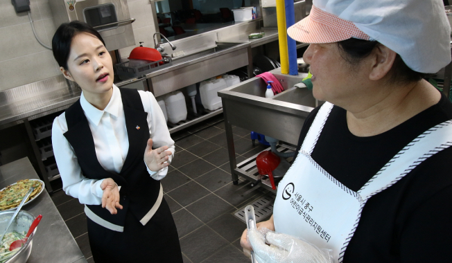 ▲CJ프레시웨이 헬씨누리팀이 구립중림어르신데이케어센터에서 컨설팅에 나선 모습.