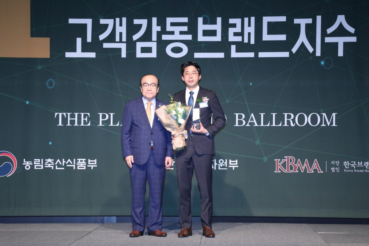 ▲(사진 왼쪽부터 한국브랜드경영협회 이민섭 회장, ADT캡스 한만준 마케팅 실장(사진제공= ADT캡스)