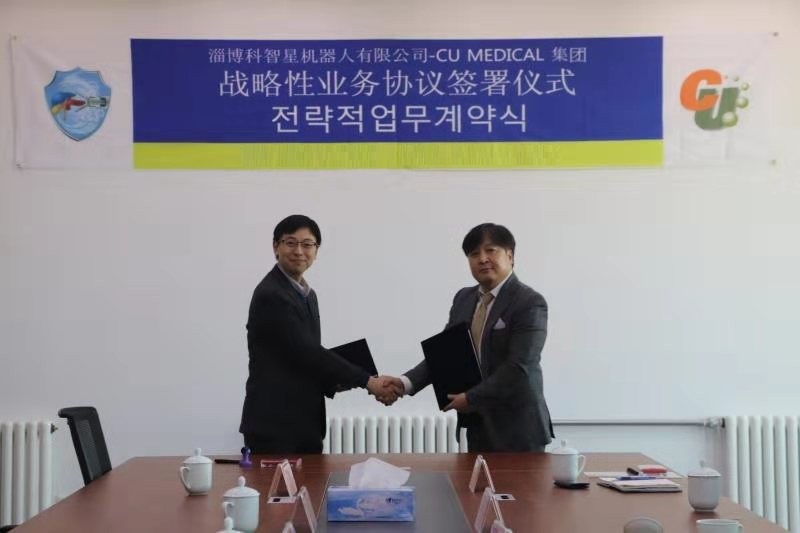 ▲씨유에이아이써지칼 강신희 대표(오른쪽)와 쯔보커쯔싱로봇유한공사 란샹 대표가 계약식 후 기념촬영하고 있다.(사진제공=씨유메디칼)