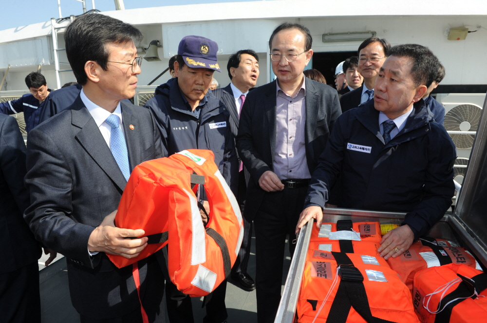 ▲문성혁 해양수산부 장관(왼쪽)이 15일 인천지역을 방문해 연안여객선 안전관리 실태를 점검하고 있다.(출처=해양수산부)