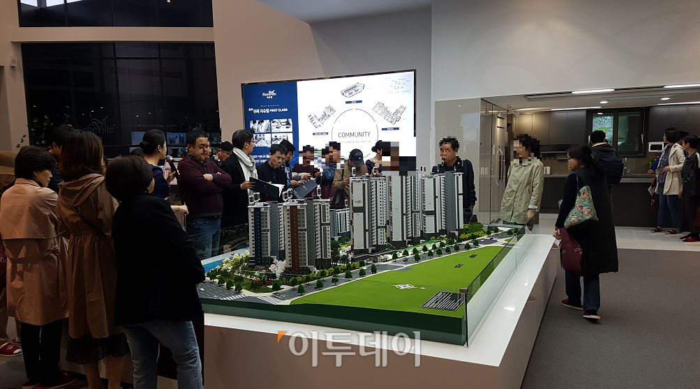 ▲서초구 양재동에 위치한 ‘송파 위례 리슈빌 퍼스트클래스’ 견본주택을 둘러보는 방문객들. 서지희 기자 jhsseo@