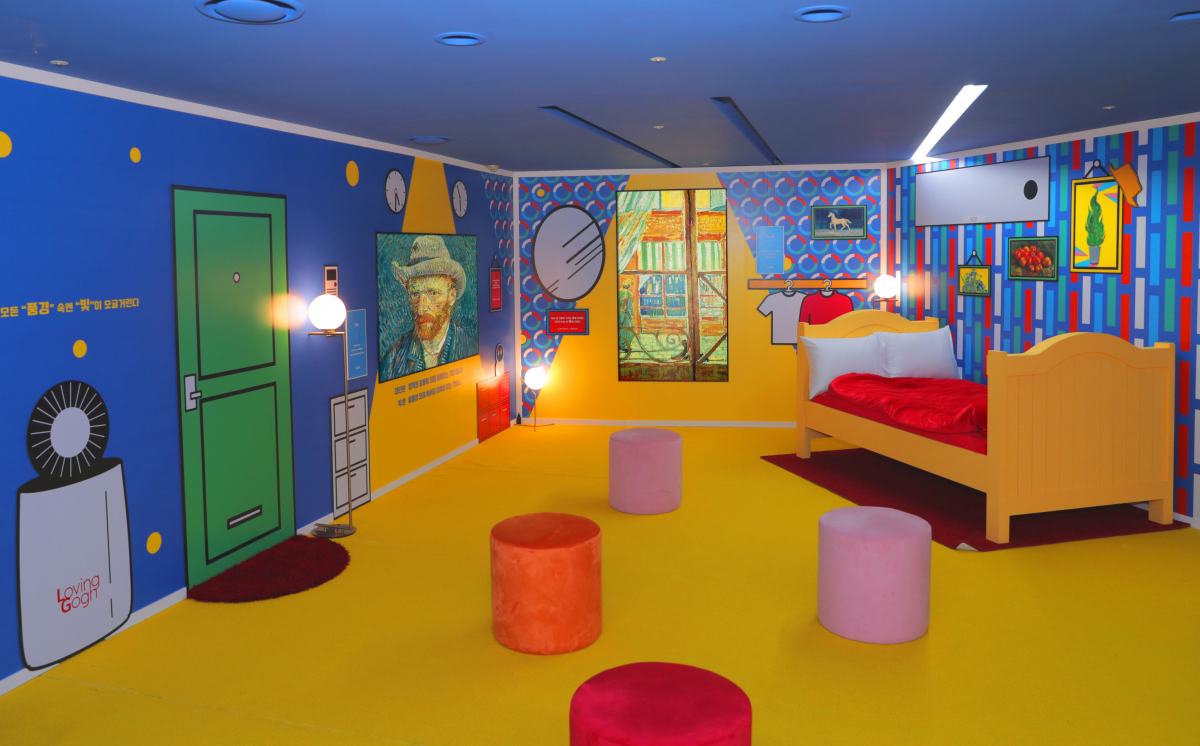 ▲LG디스플레이가 4월19일부터 8월25일까지 우정아트센터에서 열리는 '빈센트 반 고흐를 만나다' 전시장 내부에 고흐의 '푸른색 방'을 OLED TV를 활용해 현대적인 콘셉트로 재해석한 디지털 갤러리를 특별전시관을 만들었다.(사진제공 LG디스플레이)