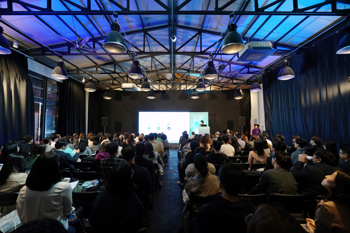 ▲타운형 페스티벌 형태로 진행된 SEF2019에서 참가자들이 토크버스킹을 진행하고 있다.