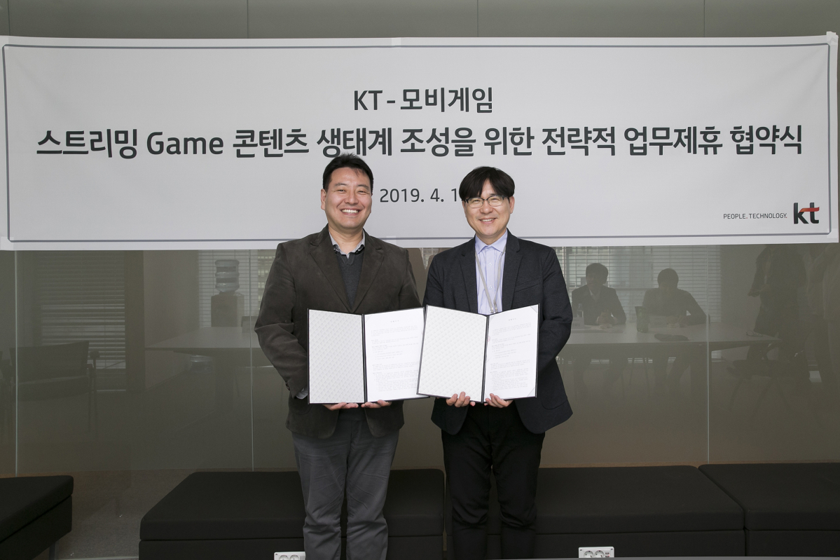▲협약식에 참석한 KT 콘텐츠플랫폼사업담당 전대진 상무(왼쪽)와 모비게임 송원영 대표(오른쪽)가 기념 촬영을 하고 있다.(사진제공=KT)